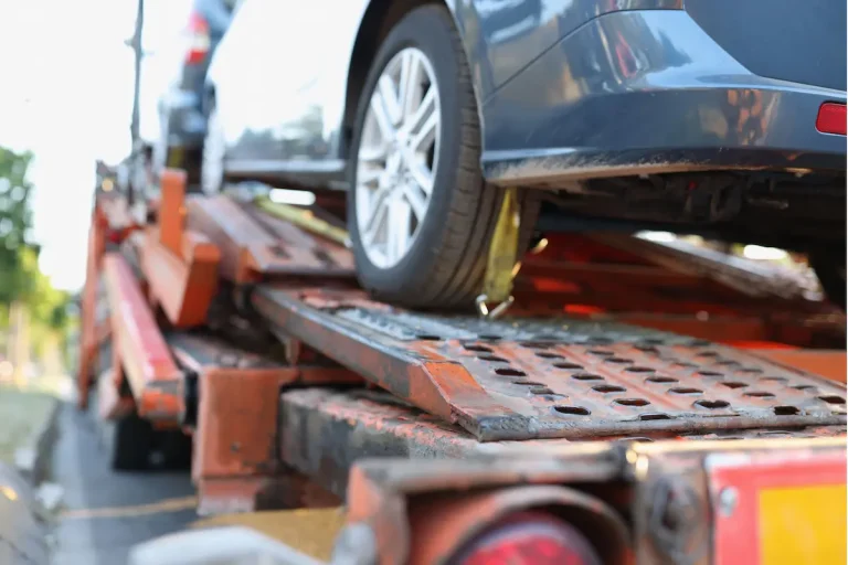 Coche siendo remolcado en Malta después de una infracción de aparcamiento