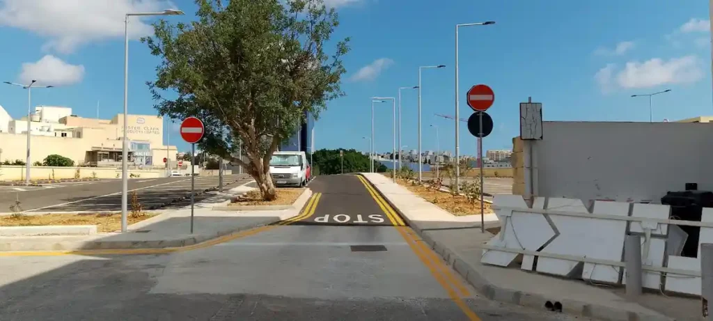 En Malta, la señal de “Prohibido el paso” suele colocarse a ambos lados de la calle, formando una especie de “puerta”. En la mayoría de los países (Reino Unido, Estados Unidos y Europa continental) basta con una sola señal en uno de los lados de la calzada. El enfoque maltés pretende que la restricción sea inequívoca, especialmente en calles estrechas.