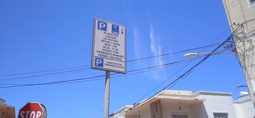 Señal de aparcamiento en Ta’ Xbiex (Malta): máximo 90 minutos, sin retorno en 1 hora, de lunes a viernes 08:30–17:30; excepto residentes con permiso; fuera de ese horario, sin restricciones.