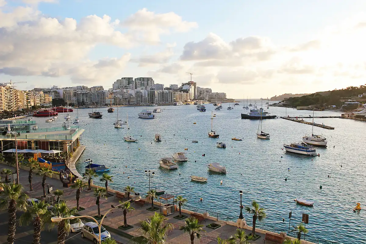 Vista del paseo marítimo de Sliema con el puerto, barcos anclados y edificios residenciales al fondo, uno de los principales destinos tras llegar a Malta.