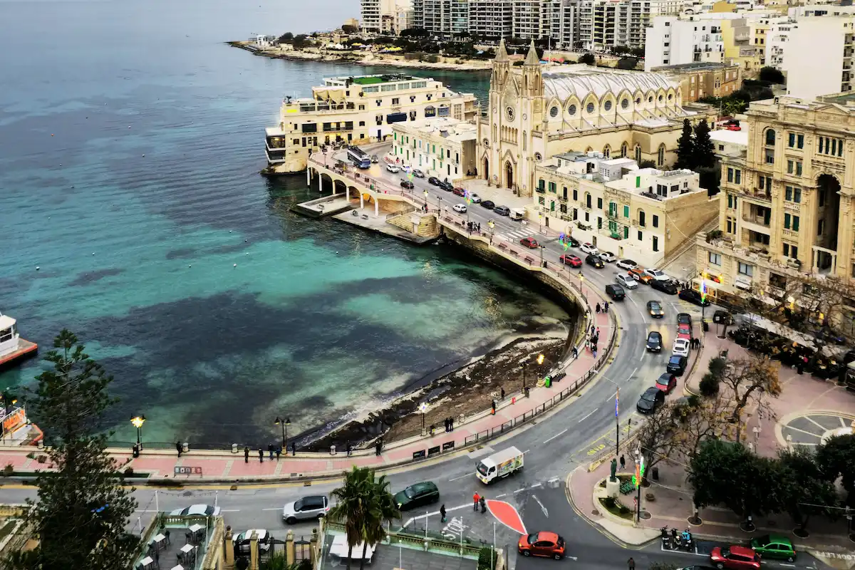 Vista de St Julian’s en Malta, zona de Paceville y Balluta, destino habitual tras llegar desde el aeropuerto