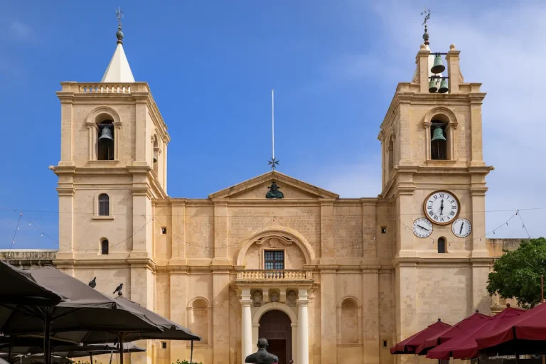 Fachada exterior de St. John’s Co-Cathedral en La Valeta, con diseño sobrio de piedra caliza maltesa y torres gemelas que contrastan con el interior barroco del templo.
