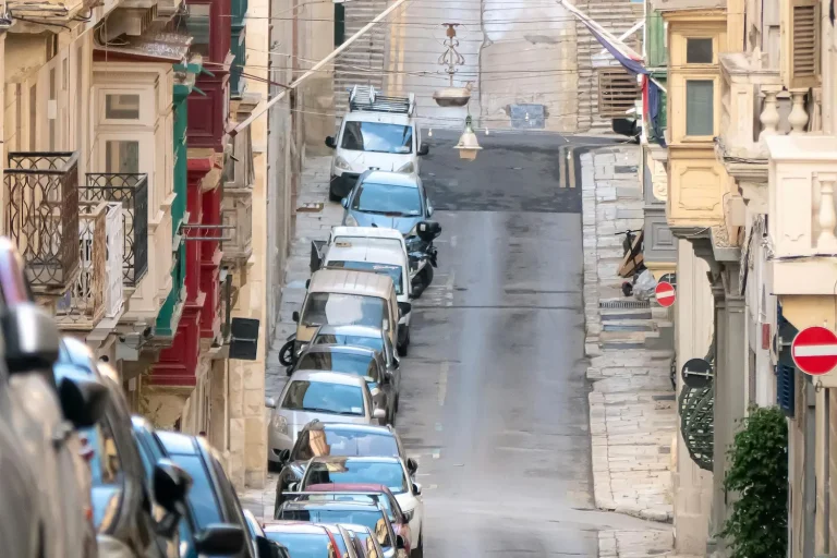 Calle residencial típica en Malta con coches y edificios de apartamentos – contexto de alquileres y coste de vida