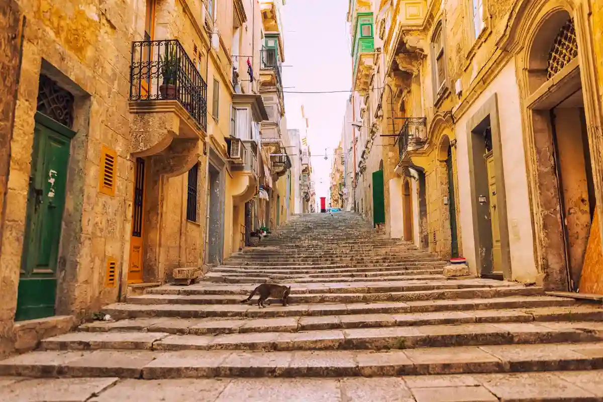 Escalera en una calle histórica de La Valeta, Malta – ejemplo típico de infraestructura peatonal con numerosos escalones, difícil de transitar con carrito de bebé o silla de ruedas.