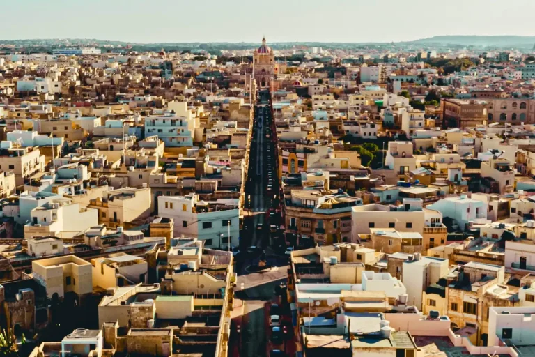 Alta densidad urbana y escasez de espacios verdes, un rasgo común en muchas zonas de Malta. Foto: Żabbar, Malta