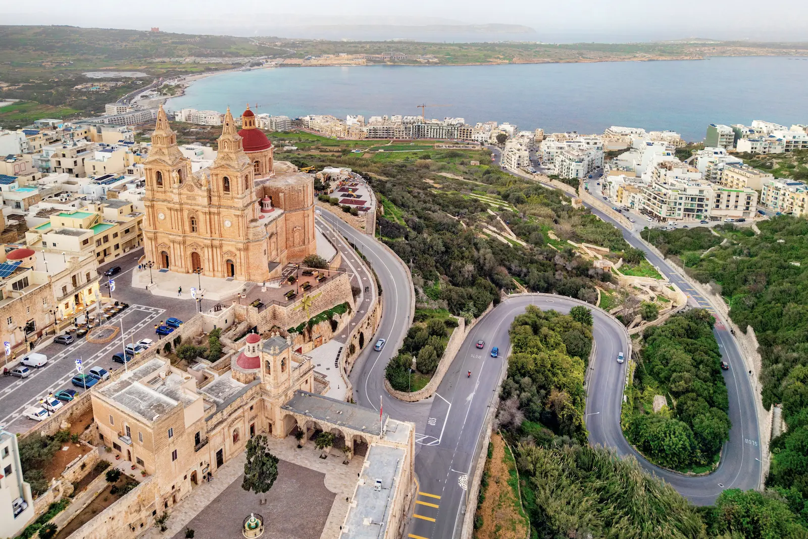 Vista aérea del centro de Mellieħa, la iglesia parroquial y la bahía de Mellieħa en Malta