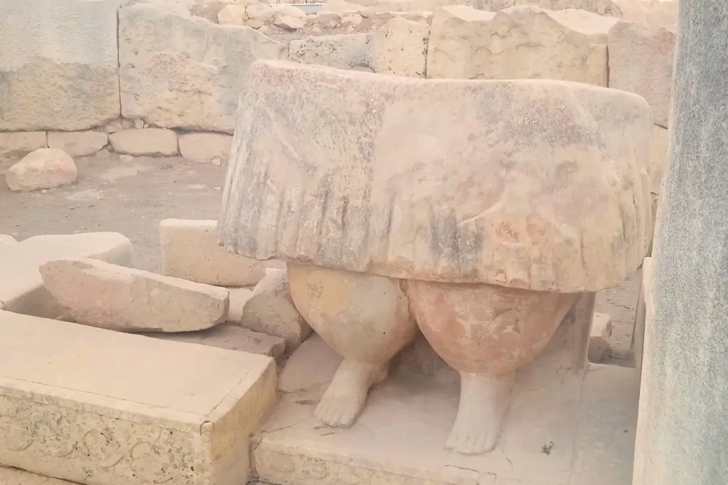 Fragmento de una estatua de Tarxien Temples en Malta que muestra la parte inferior de una figura con una falda voluminosa, probablemente asociada a la fertilidad.