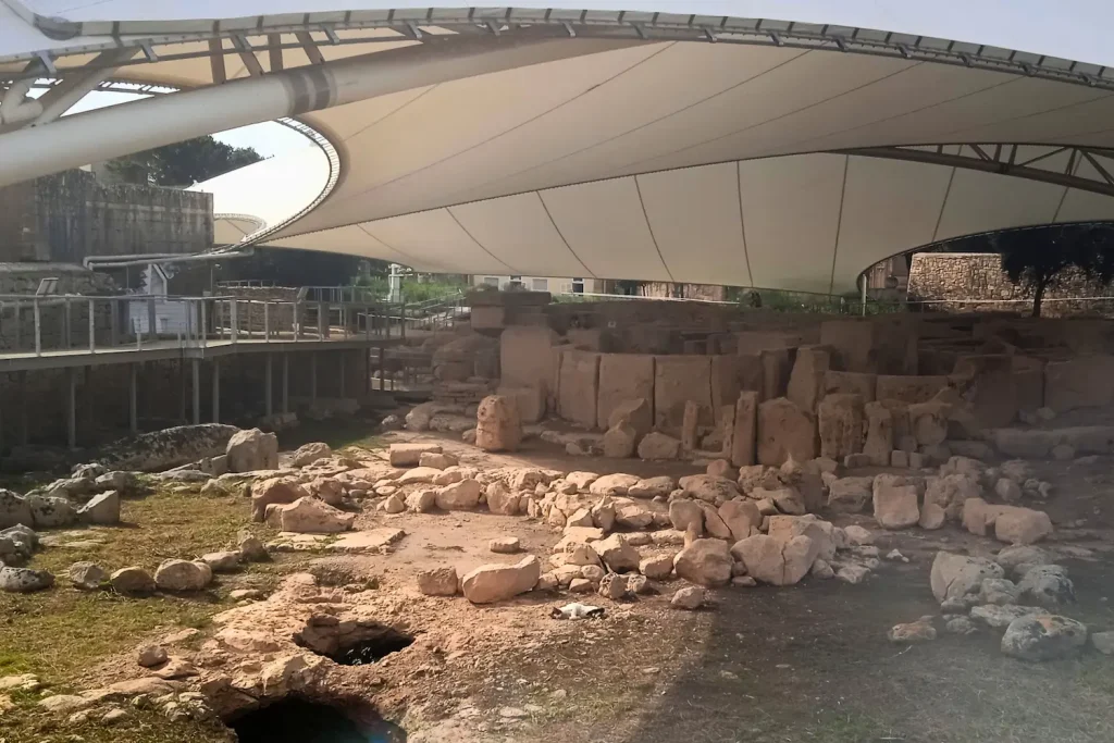 La parte más antigua del complejo de templos de Tarxien en Malta con los cimientos de piedra de la fase constructiva más antigua anterior a los templos megalíticos.
