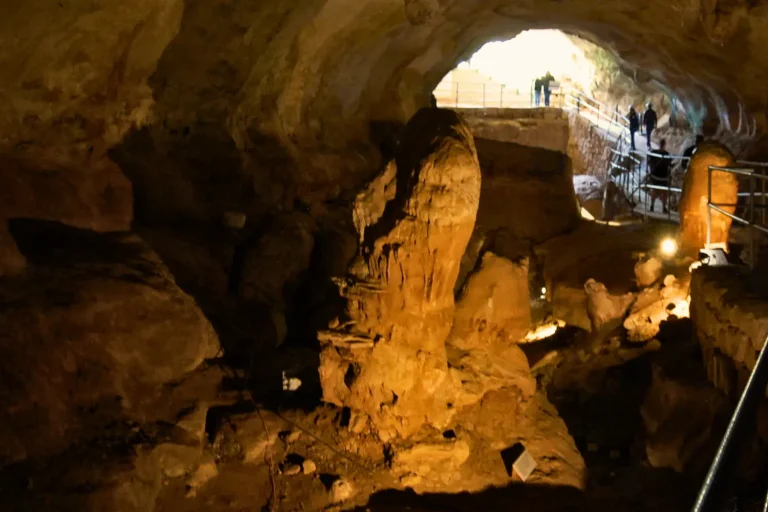 entrada a la cueva de Għar Dalam, uno de los yacimientos prehistóricos más importantes de Malta