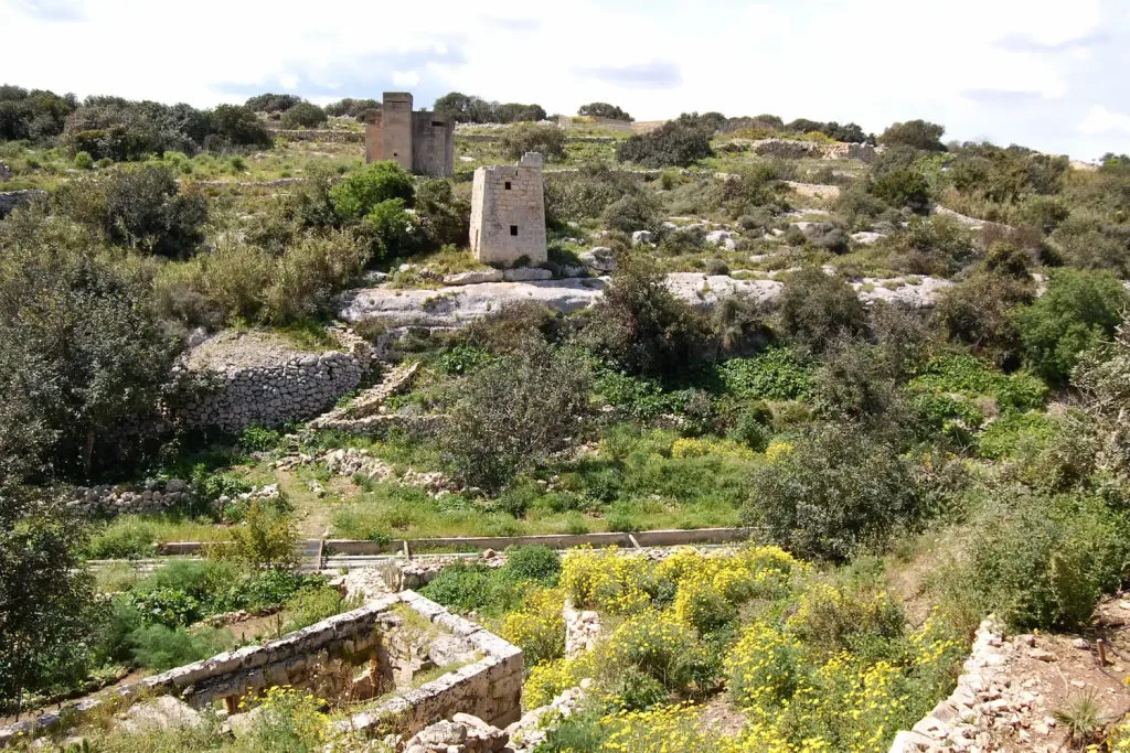paisaje junto a Għar Dalam con una torre histórica y un búnker de la Segunda Guerra Mundial