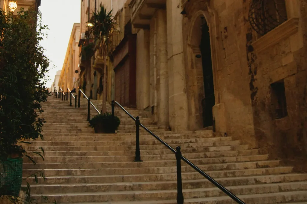 Escaleras y calles estrechas entre edificios históricos del centro de Valletta, Malta