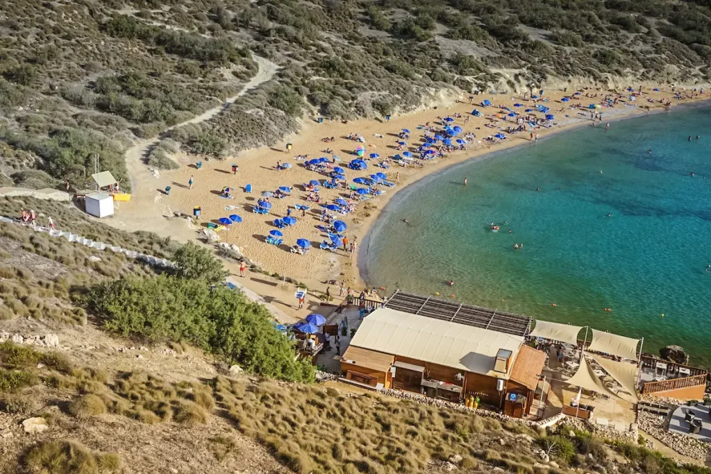 Playa de Għajn Tuffieħa, también conocida como Riviera Beach, vista desde el acantilado en Malta