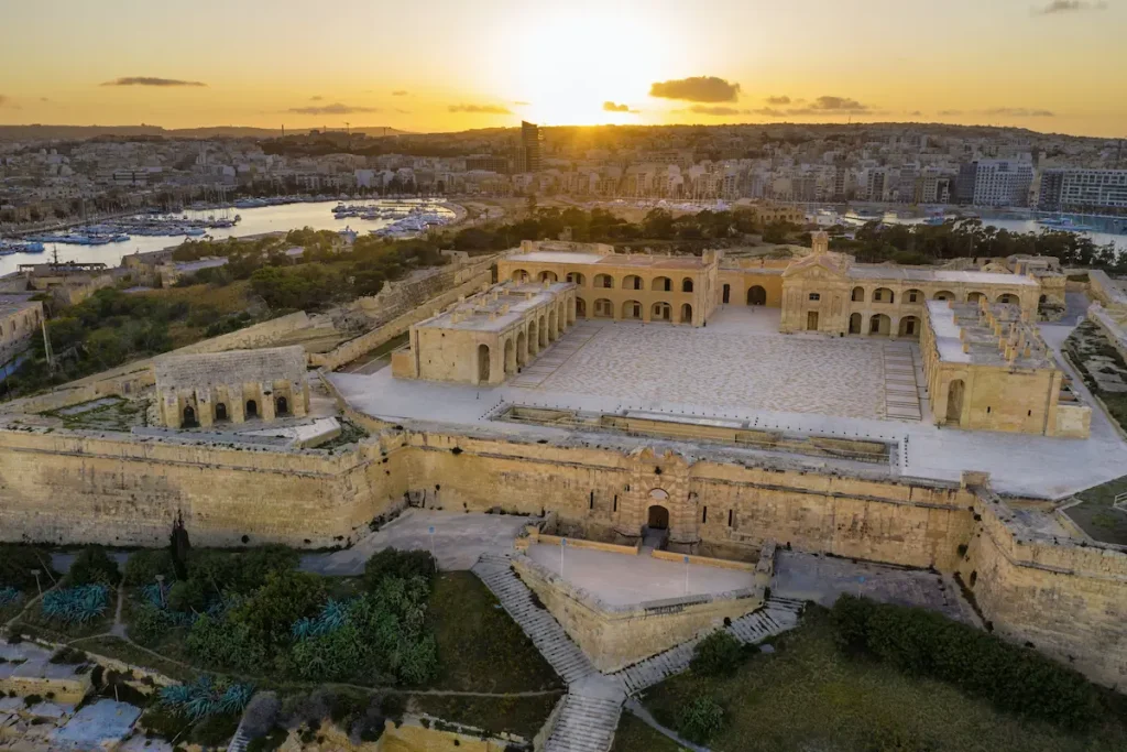 Vista aérea de Fort Manoel en Manoel Island al atardecer