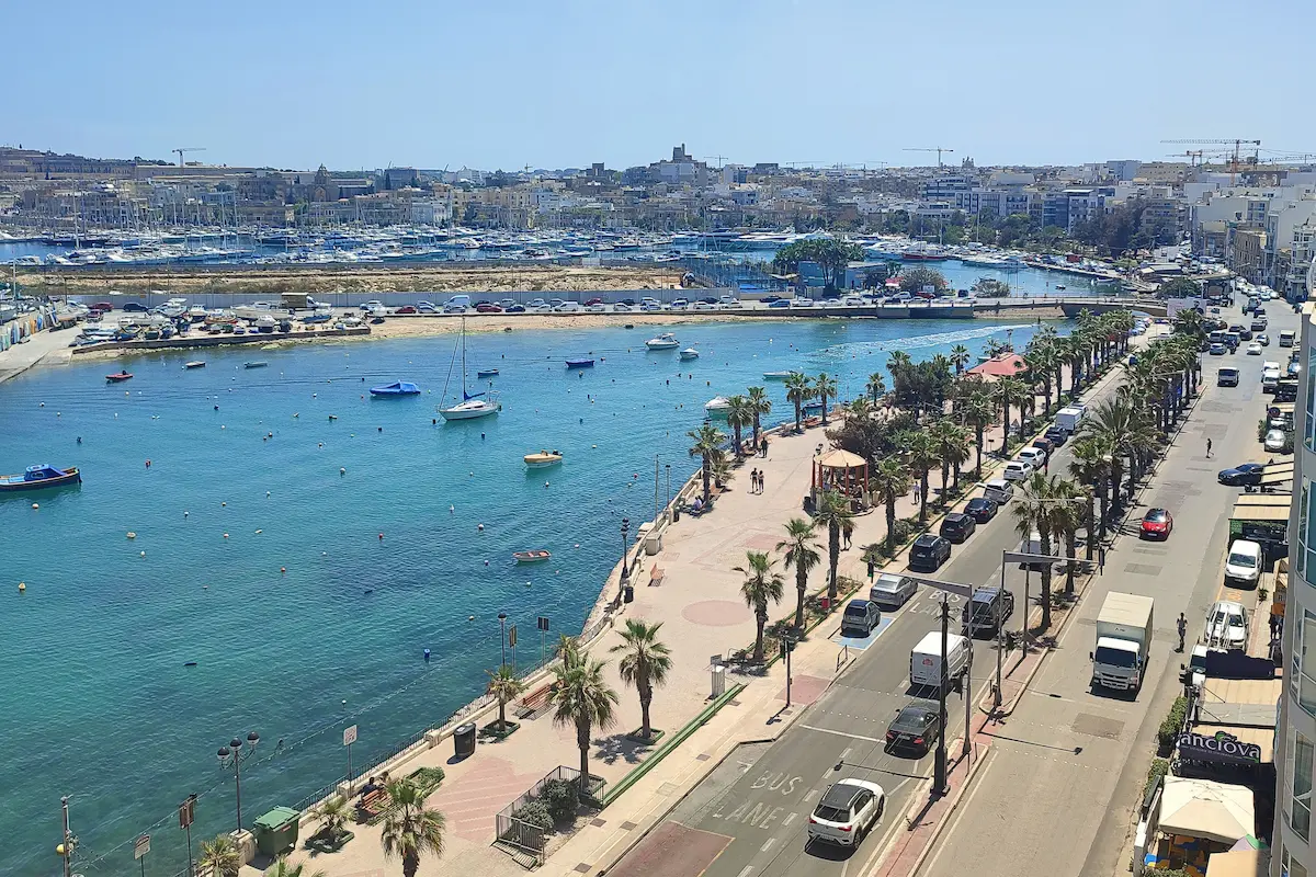 Paseo marítimo de Gżira y puerto deportivo de Manoel Island en Malta