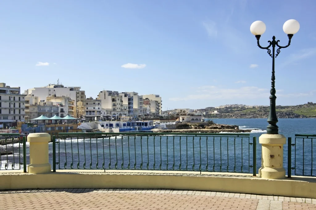 Paseo marítimo de St. Paul’s Bay con vistas a la costa de Bugibba, Malta