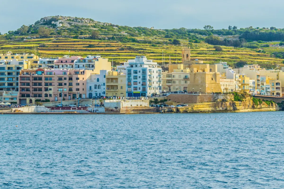 `Vista de St. Paul’s Bay y la torre de Wignacourt desde el mar, Malta`
