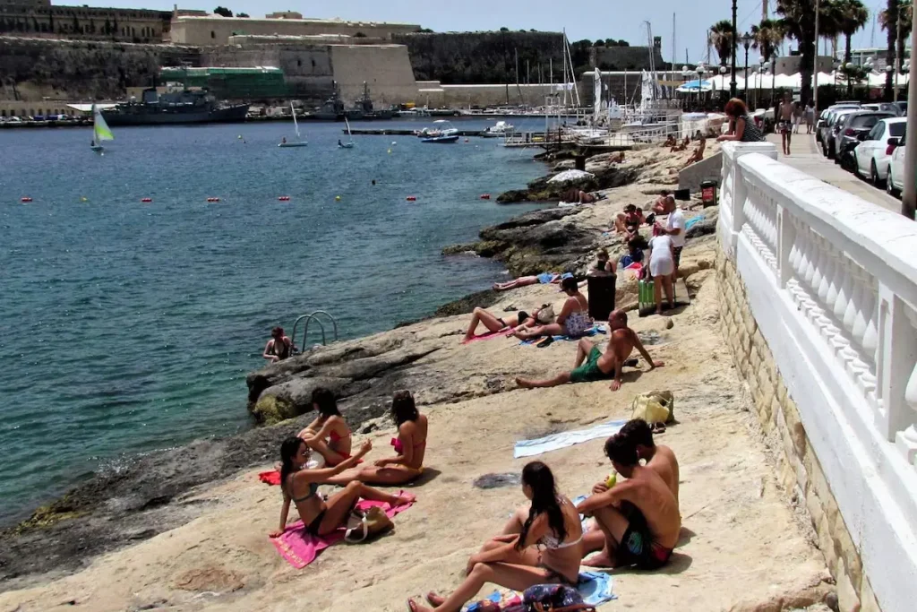 Costa rocosa de Ta’ Xbiex cerca de Gżira, con acceso al mar desde las rocas o mediante una escalera.