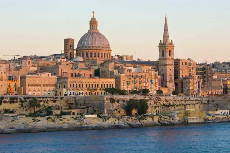 **Vista panorámica de Valletta desde el mar, con sus murallas, edificios históricos y la cúpula de la basílica del Carmen, Malta**