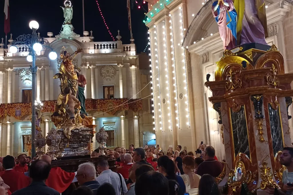 Procesión nocturna durante Santa Marija en Mqabba, Malta