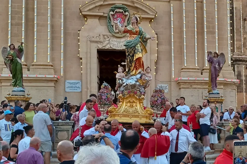 La imagen de la Virgen María sale de la iglesia durante una procesión de Santa Marija en Malta