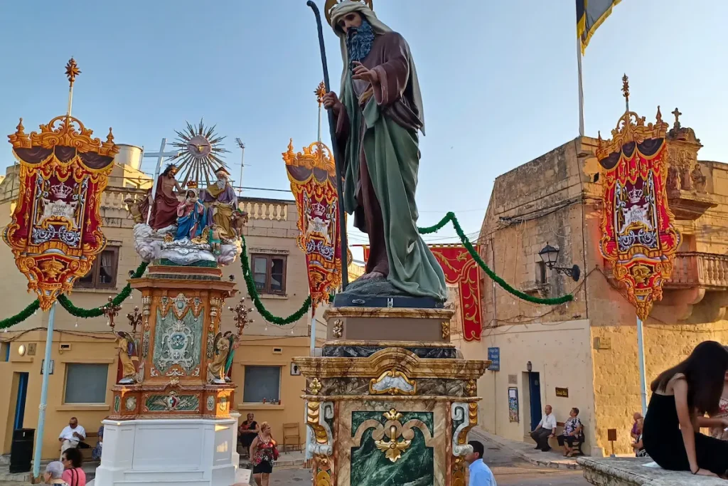 Estatuas y calles engalanadas durante Santa Marija en Malta