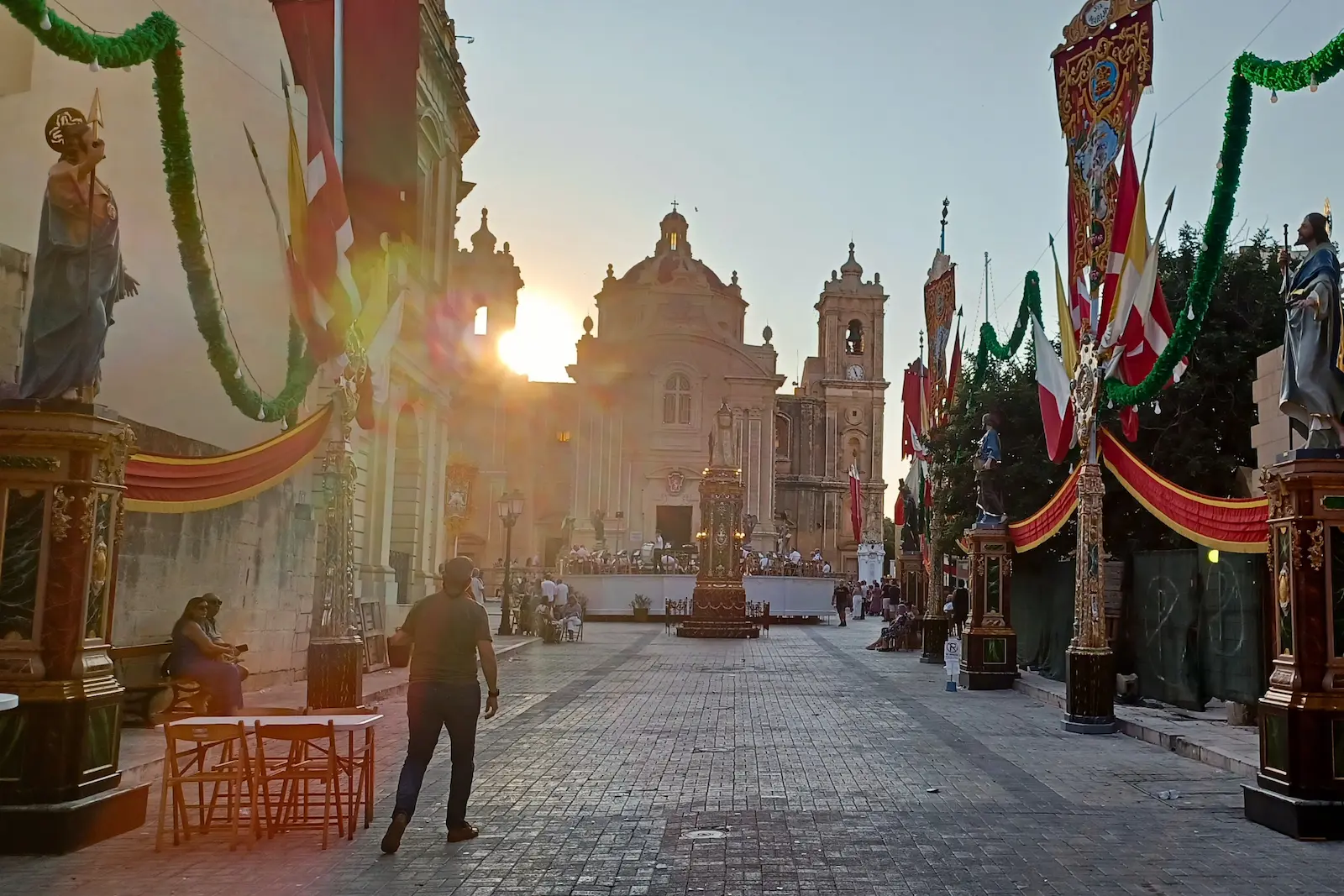 Las calles engalanadas y la iglesia de Qrendi durante las celebraciones de Santa Marija en Malta, poco antes del comienzo del programa nocturno.